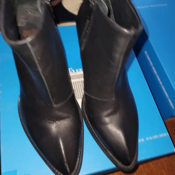 John Fluevog Room 406 (9) - Picture 5 of 7